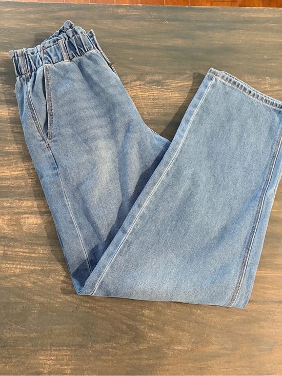 American Eagle Outfitters Denim - AE Light Blue Hi-Waisted Elastic Straight Leg Jeans. Size 8.